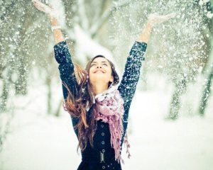 girl-playing-snow